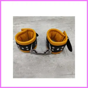 Bőr párnázott kézbilincs sárga/fekete. adultsexshop-hu 1