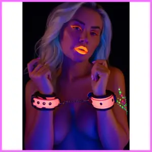 VILÁGÍT A SÖTÉTBEN- Pink csuklóbilincs. adultsexshop-hu 1
