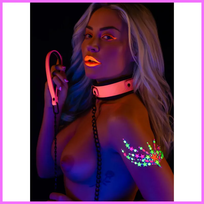 VILÁGÍT A SÖTÉTBEN- Pink nyakörv pórázzal. adultsexshop-hu 1