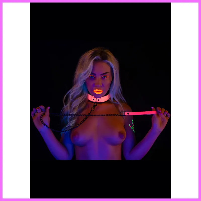 VILÁGÍT A SÖTÉTBEN- Pink nyakörv pórázzal. adultsexshop-hu 2