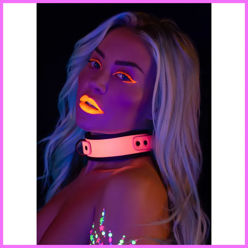 VILÁGÍT A SÖTÉTBEN- Pink nyakörv pórázzal. adultsexshop-hu 3